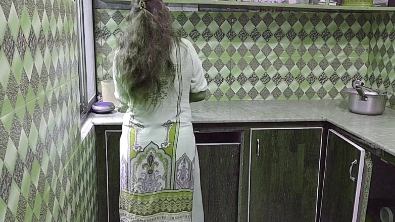 Pakistani CoupleX: Makcik desi India Mai Kam Kr Rahi Thi Pati Ny...