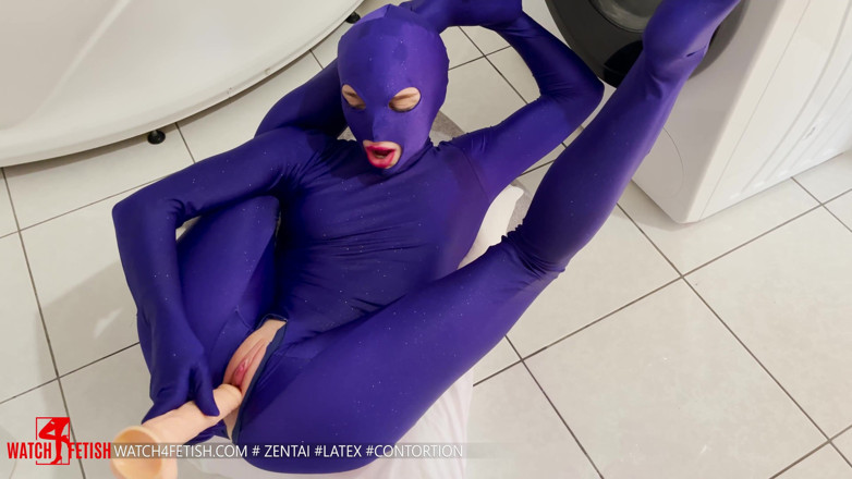 Gymrotic: Acrobatie flexible avec plaisir avec un gode