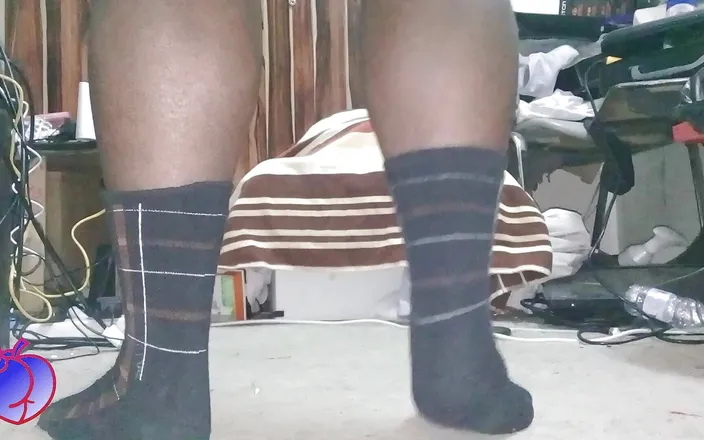 Shen hunk: Black Fat Sissy Useing a Cucumber Then Jerking off