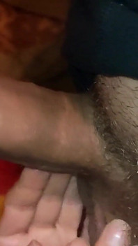 Cewek seksi ini lagi asik nyepong kontol sampai dicrot di mulut - close up