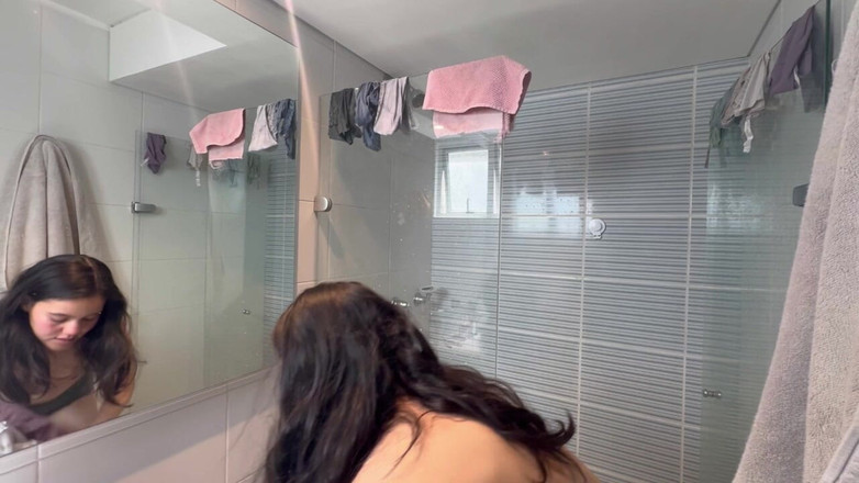 scarlettandc: 拉丁女人沐浴以强烈的湿高潮结束