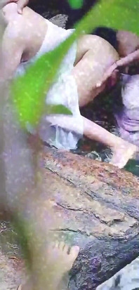 Ragazza calda fa il bagno e scopa