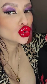 Sappige plakkerige luide agressieve kusjes over het gezicht van een man met rode lippenstift