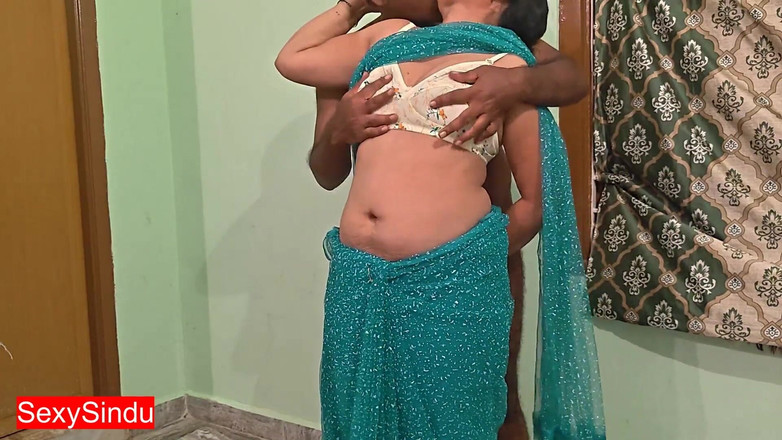Sexy sindu: 穿着透明纱丽服的性感人妻展示热辣的肚脐