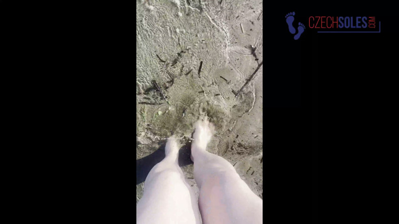 Czech Soles - foot fetish content: Mengusik Kaki Pantai