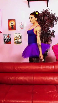 Cindy, Mai et les filles se font baiser une à une dans un gangbang déjanté
