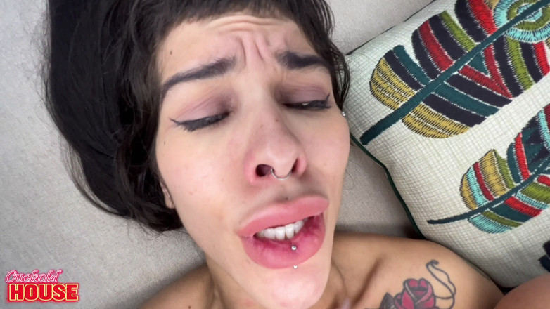 CuckoldHouse: Questo marito cornuto ha condiviso sua moglie e ha persino...