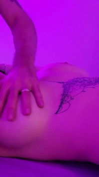 Damon memberikan urutan tantrik kepada Julia Sky