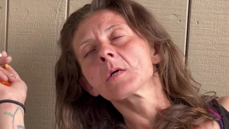 J13D75: 每个人最喜欢的阿姨在门廊上抽烟和玩弄她的阴户。