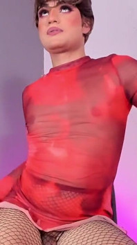 Ken Che Balla Sexy per Te in Vestito Rosso, E Le Fa Saltare Il Sedere