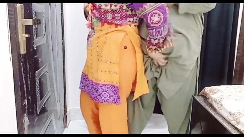 FloweryMask42: Pakistanlı evli kadın kocasının arkadaşı tarafından sikiliyor