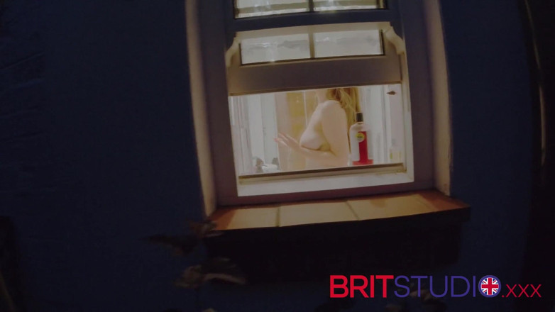 Brit Studio: 샤워하는 이웃을 지켜봐