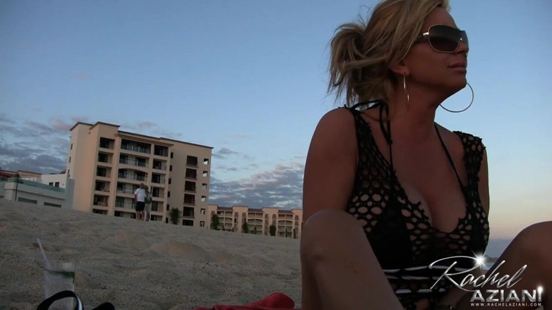 Aziani: Rachel bevredigt zichzelf op het strand