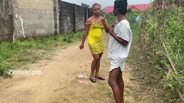 Zion: Yaramaz Afrikalı Genç Kız Güpegündüz Götlerini Gösteriyor