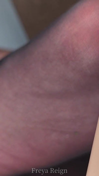 POV นมัสการเท้าเงียบๆ ใต้โต๊ะทำงาน: เท้าใหญ่เข้า-ออกถุงน่องไนลอนสีดำ