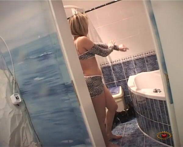 Big Sister: Orgasmo real en el baño 2