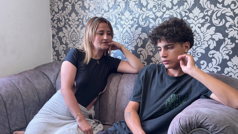 KenaySexxx: Une belle-mère à gros cul apprend à son petit-fils à baiser une femme...
