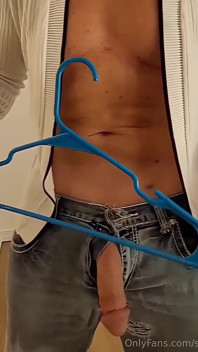 Velký penis se vystříká ze skříně