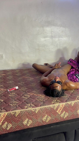 Africagirl: Arkadaşımın büyük götünü dışarı çıkararak sert bakış açısıyla domaltarak seks yapıyorum