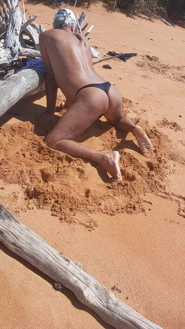 Ladysilvas: Ladysilva na praia de calcinha curtindo sua bunda quente