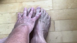 Игра со ступнями и ступнями ног