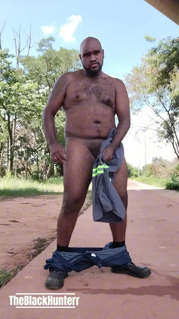 TheBlacKHunterr: 通りで裸になる