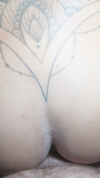 Hình xăm tóc vàng locs babe cho bj sàn sau đó được creamed
