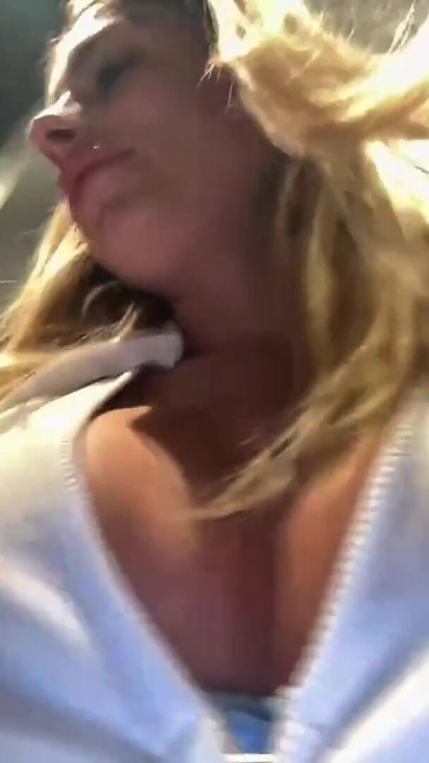 MollyLollyG: Si blonde bertatu dengan tetek besar dan pepek berbulu melancap...