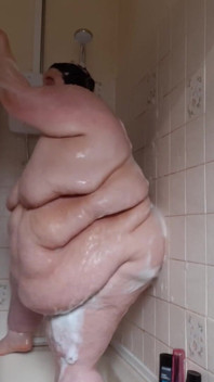 SSBBW lady brads doccia e pancia oscilla