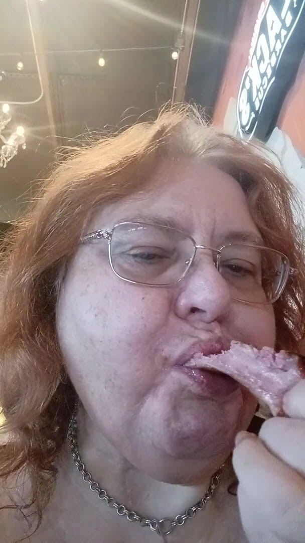 BBW nurse Vicki adventures with friends: Eski iri güzel dükkanda nefis pirzola yemeği