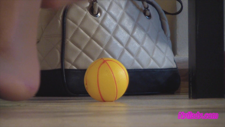 Nyllady: Nyllady stringe le palle di gomma massaggiando i suoi piedi...