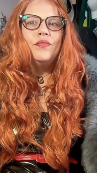 Dea rossa dalle tette cadenti brasiliane che fuma in pelliccia e lattice - ballando con la mia musica