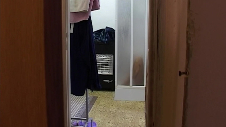 THAGSON 18+: Babe stript uit en buigt voorover in de deuropening