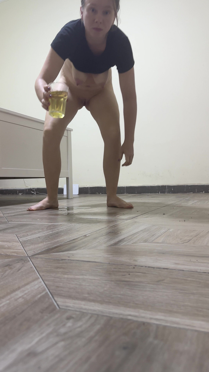 SweetLucy96: Bir bardağa işiyorum ve mastürbasyon yapıyorum