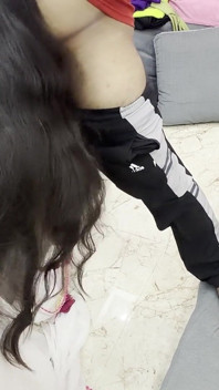 Horney Alisha memberikan blowjob kepada juruelektronik dan dikongkek keras