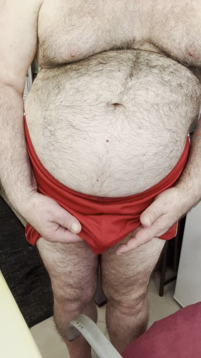 Coach Karl dude lodge: Coach Karls bollar glider av misstag ut ur hans gymshorts,...