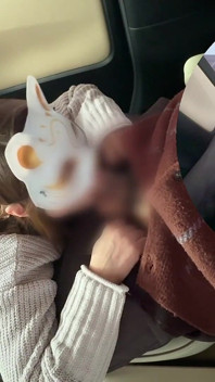 Wanita yang sudah berkahwin memberi saya satu kad dalam kereta