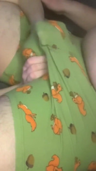 그녀는 그를 빨고 TV 앞에서 놀람으로 자위해