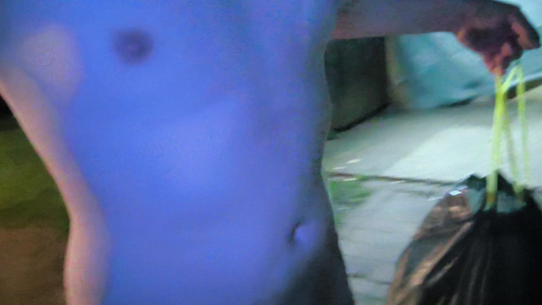 JanineLang: Porto fuori la spazzatura nudo (il vicino mi ha preso)