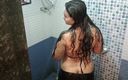 Horny Indian Couple: Tante India memfilmkan saat mandi