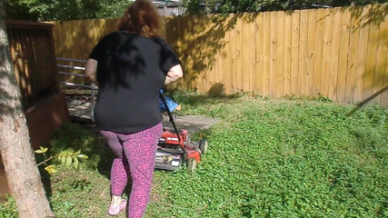 BBW nurse Vicki adventures with friends: Enfermera Vicki Mowing Grass vestida y luego en topless