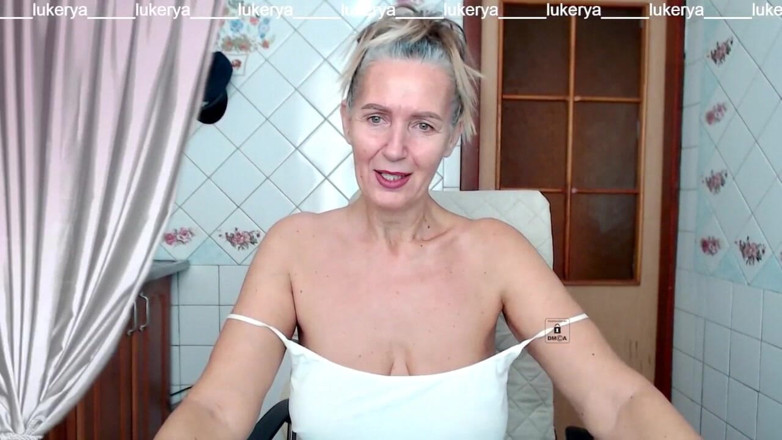 Lukerya: Quente Lukerya em Cozinha Branca se divertindo na webcam