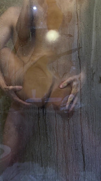 Sesso appassionato mattutino davanti alla doccia da una vera coppia innamorata