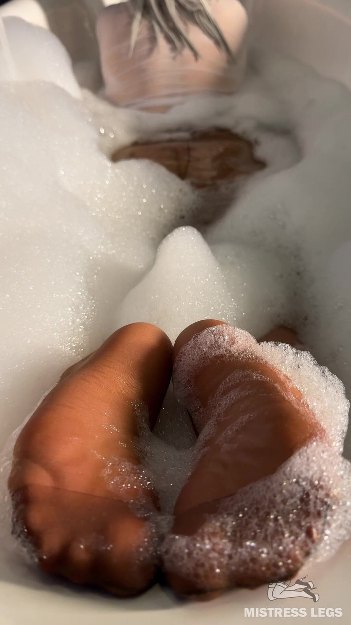 Mistress Legs: 白いストッキングとヌードタイツの愛人からのおしっこコンピレーション