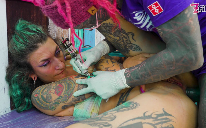 Z-Filmz: Diğer kız dövme seansı sırasında anal sikiliyor - özensiz sakso ve fışkırtma