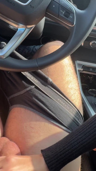 Sehr pussy blonde lutscht schwanz auf dem parkplatz eines einkaufszentrums, um eine designer-tasche zu bekommen