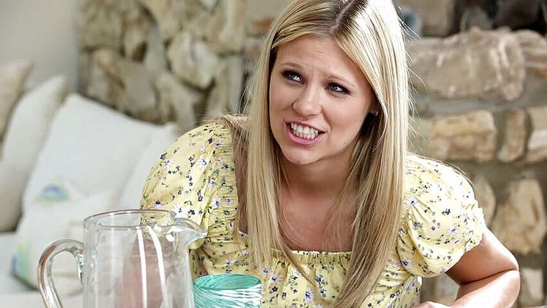 Lesbian Stories: 喜びの彼女の小さな束をこする熟女