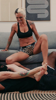 Trespasser-beatdown! Mars Solo & Andi Wild Verwenden Ballbusting, Scissorholds, Bauchpunsch und, um sich zu verteidigen