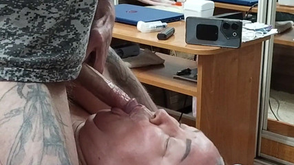 Zona901: 我正在给我撸管，给我的岳母喂精液