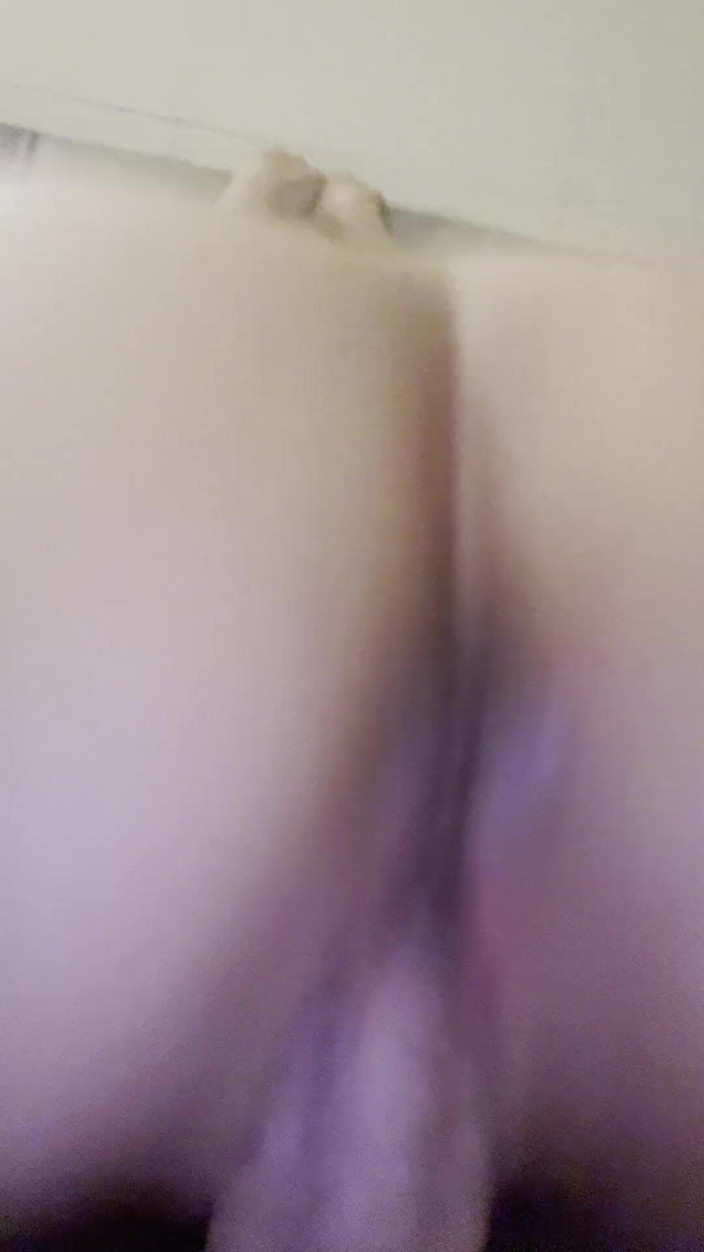 AsianHoneyAss: Азиатская крошка делает минет и безумно скачет на большом белом члене для кримпая в видео от первого лица